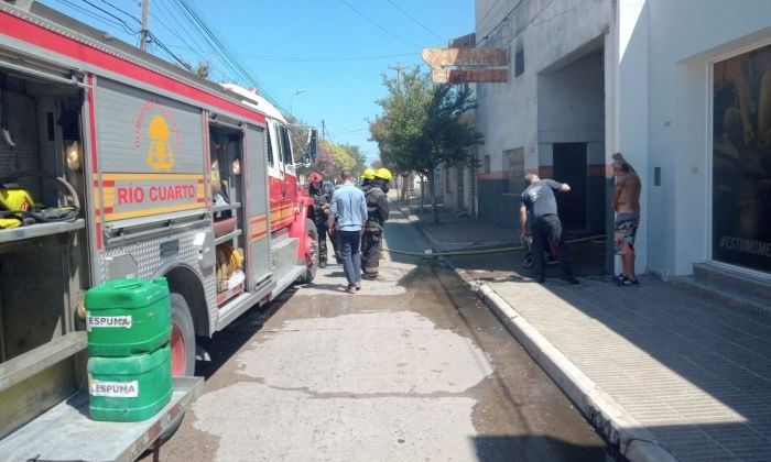 Cinco vehículos dañados por un incendio en un taller