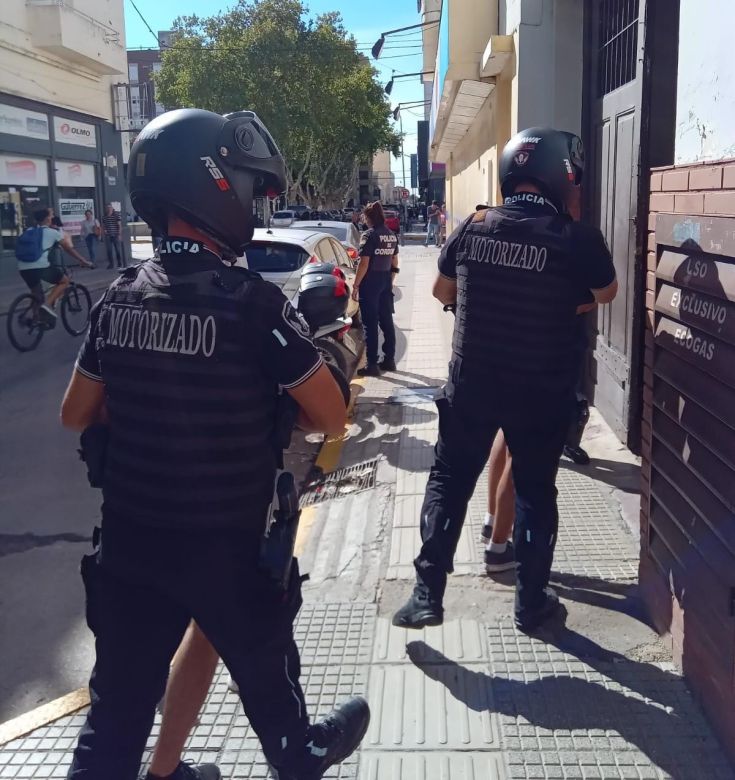 Aprehendieron a dos hombres y secuestraron un inhibidor de alarmas 