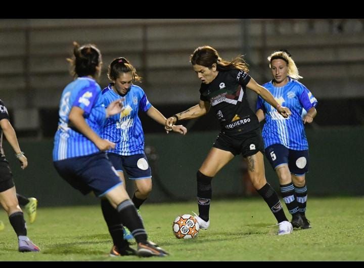 La campeona y goleadora del sur de Córdoba, defiende su sueño de seguir jugando al fútbol