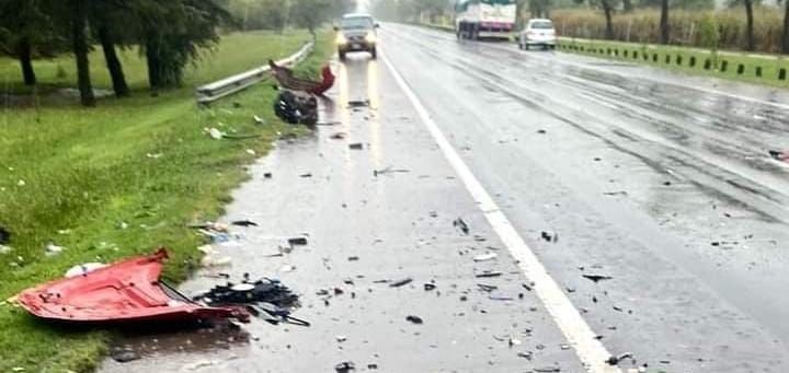 Accidente fatal: un hombre murió en un choque frontal entre un auto y un camión