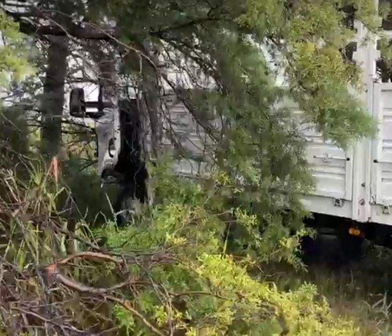 Accidente fatal: un hombre murió en un choque frontal entre un auto y un camión