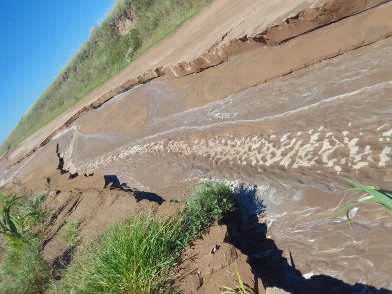 La Gilda: Al bajar las aguas de la lluvia quedó en evidencia un total deterioro del camino viejo 