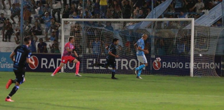 Estudiantes volvió a hacerse fuerte en el Candini