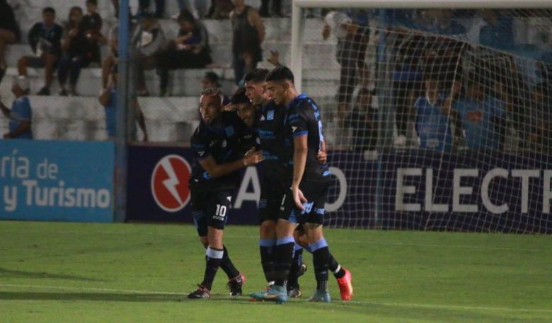 Estudiantes volvió a hacerse fuerte en el Candini