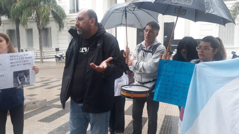 Docentes autoconvocados no pudieron armar la carpa blanca frente a la Municipalidad