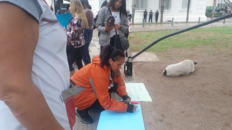 Docentes autoconvocados no pudieron armar la carpa blanca frente a la Municipalidad