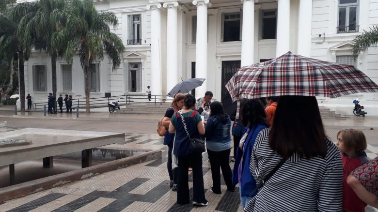 Docentes autoconvocados no pudieron armar la carpa blanca frente a la Municipalidad