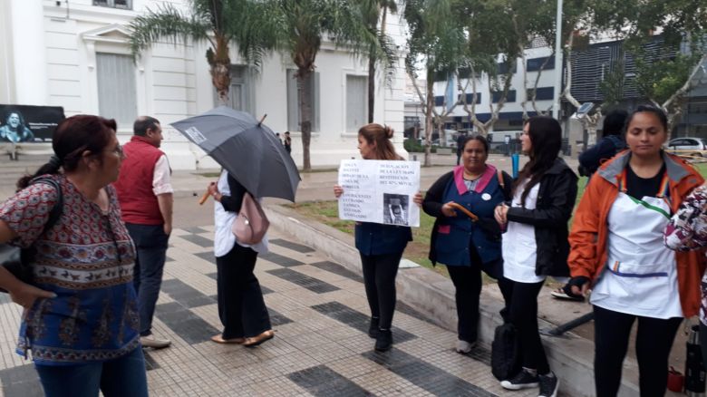 Docentes autoconvocados no pudieron armar la carpa blanca frente a la Municipalidad