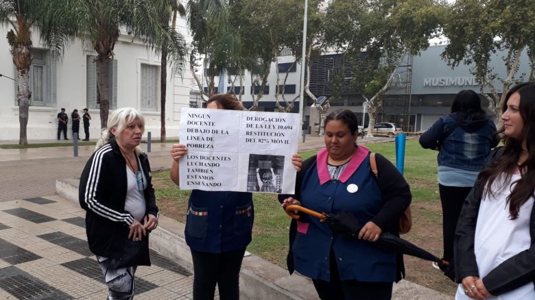 Docentes autoconvocados no pudieron armar la carpa blanca frente a la Municipalidad