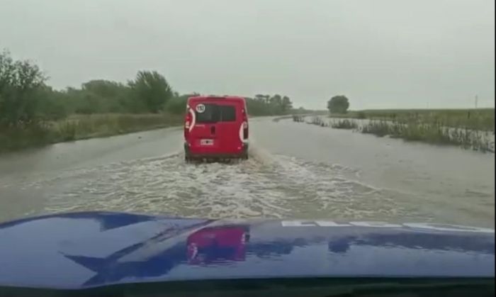 Total anegamiento en caminos rurales entre Sampacho y Bulnes