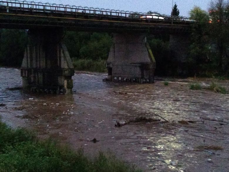 Podrían evacuarse viviendas cerca del puente Islas Malvinas