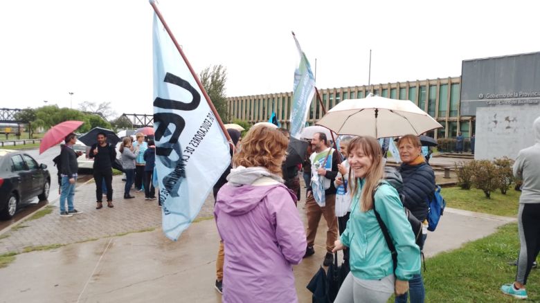 Multitudinaria caravana docente en el primer día del paro de 48 horas de los docentes