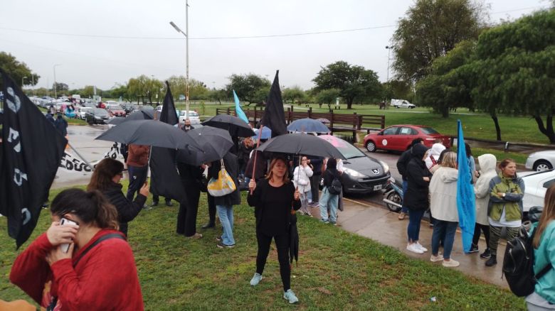 Multitudinaria caravana docente en el primer día del paro de 48 horas de los docentes