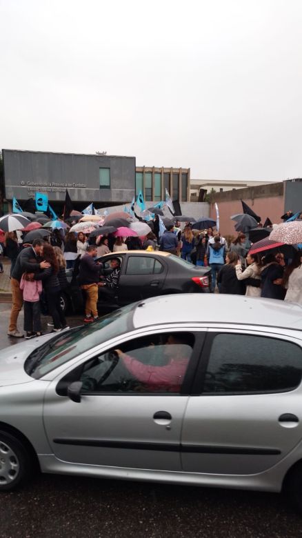 Multitudinaria caravana docente en el primer día del paro de 48 horas de los docentes