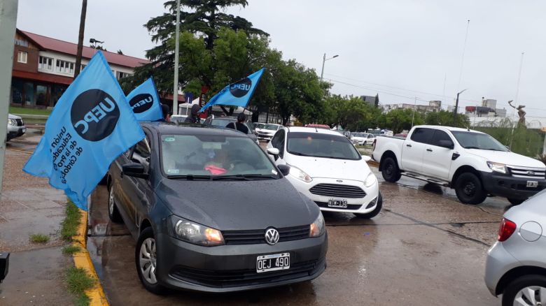 Multitudinaria caravana docente en el primer día del paro de 48 horas de los docentes