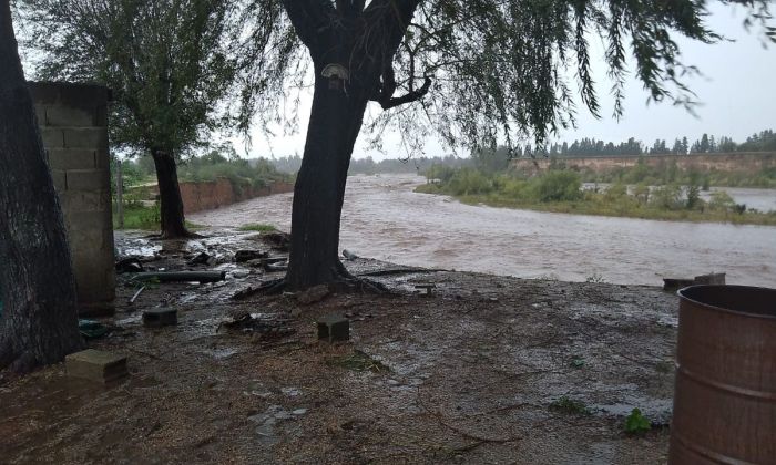 Asisten a ocho viviendas que entraron en peligro tras la creciente del río