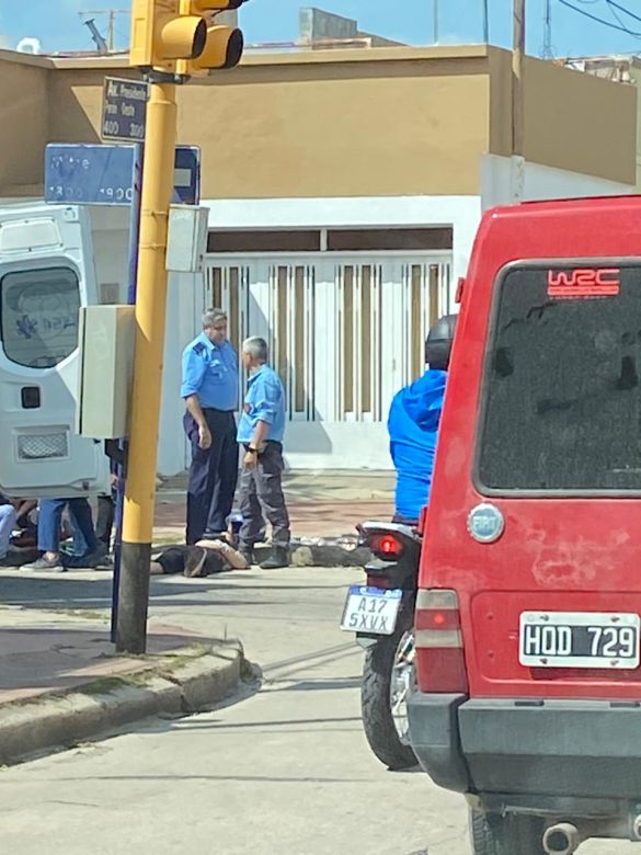 Una ambulancia que trasladaba a una parturienta chocó contra una moto