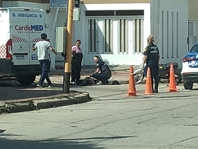 Una ambulancia que trasladaba a una parturienta chocó contra una moto