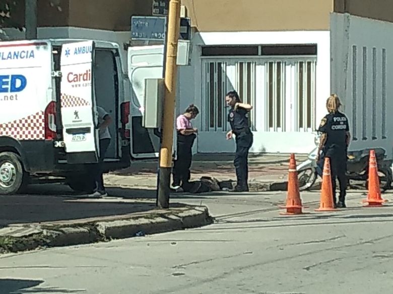 Una ambulancia que trasladaba a una parturienta chocó contra una moto