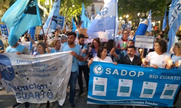 Nutrida movilización de docentes en la “Marcha de antorchas”