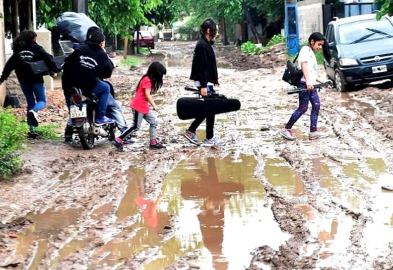 Con la música sinfónica, trabaja con los niños más carenciados de Córdoba y los previene de las drogas