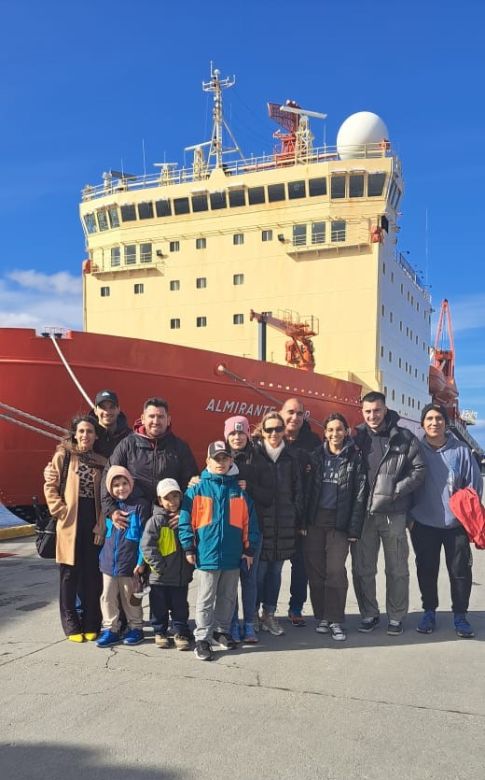 Con gran emoción, una familia de Santiago del Estero viaja a la Antártida para dar clases