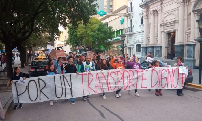 Multitudinaria marcha pidiendo mejoras en el servicio de transporte urbano