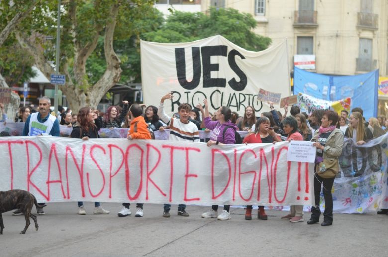 Multitudinaria marcha pidiendo mejoras en el servicio de transporte urbano