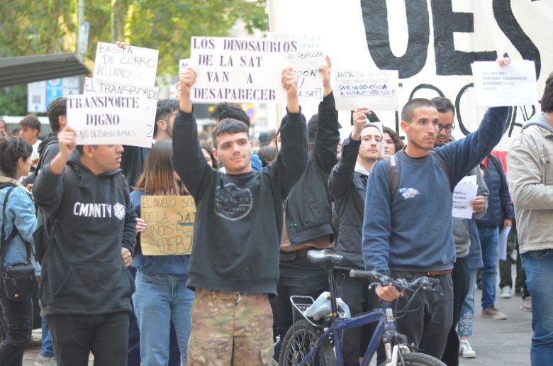 Multitudinaria marcha pidiendo mejoras en el servicio de transporte urbano