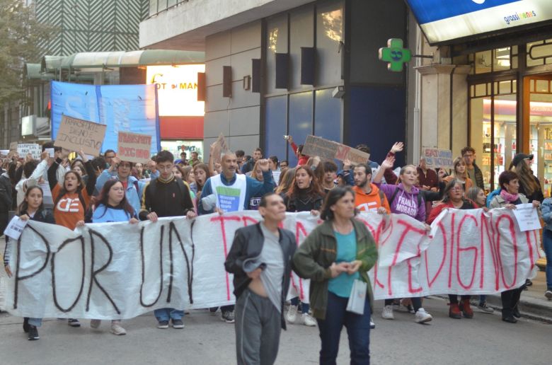 Multitudinaria marcha pidiendo mejoras en el servicio de transporte urbano