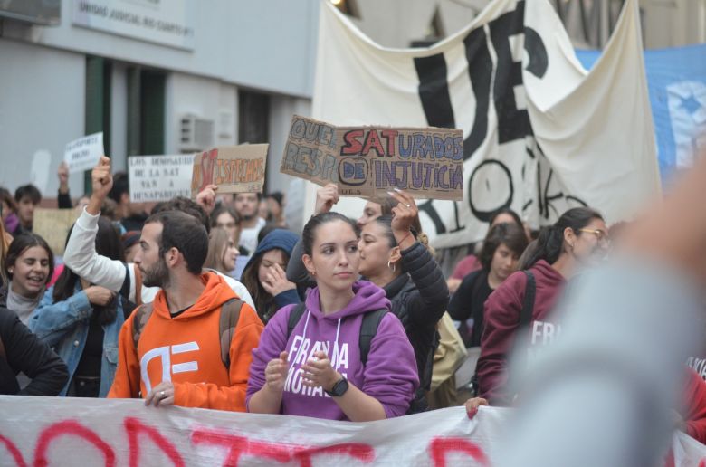 Multitudinaria marcha pidiendo mejoras en el servicio de transporte urbano