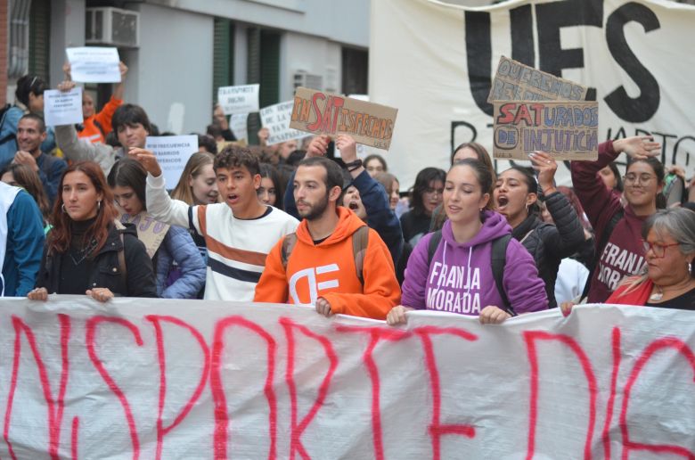 Multitudinaria marcha pidiendo mejoras en el servicio de transporte urbano