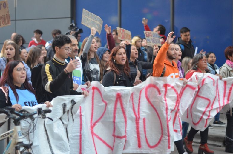 Multitudinaria marcha pidiendo mejoras en el servicio de transporte urbano