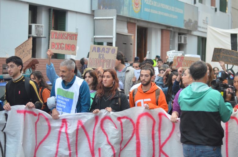 Multitudinaria marcha pidiendo mejoras en el servicio de transporte urbano