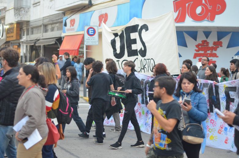 Multitudinaria marcha pidiendo mejoras en el servicio de transporte urbano