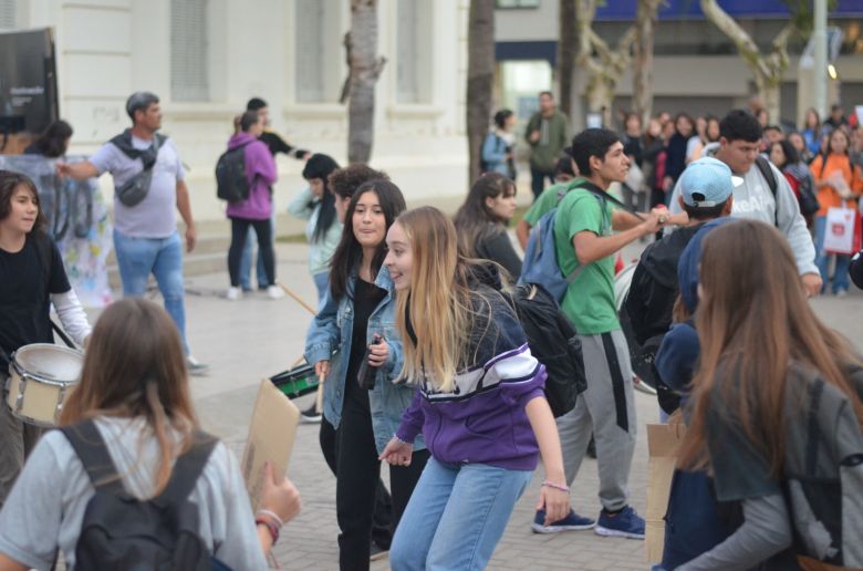 Multitudinaria marcha pidiendo mejoras en el servicio de transporte urbano