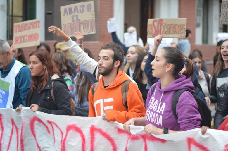 Multitudinaria marcha pidiendo mejoras en el servicio de transporte urbano