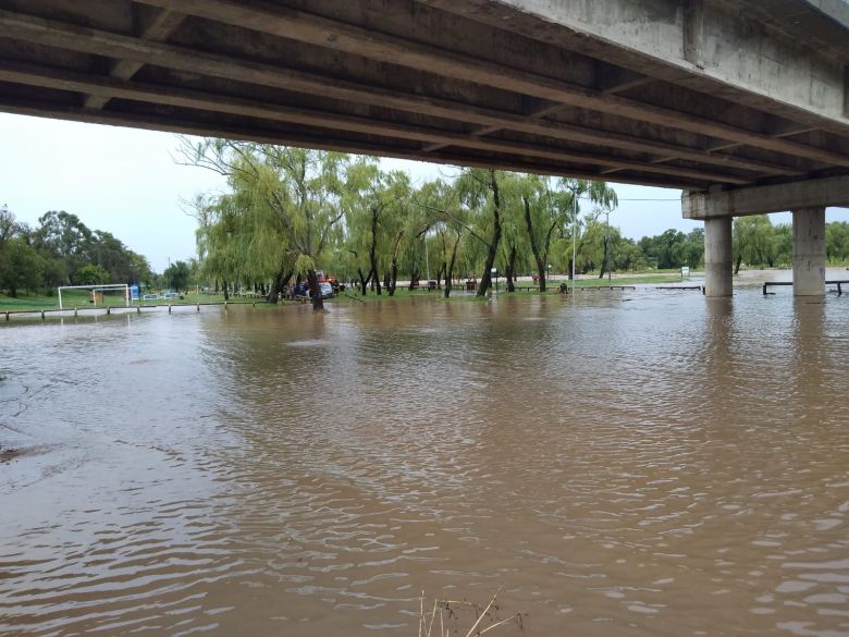 La crecida generó inconvenientes en el azud del puente ferroviario