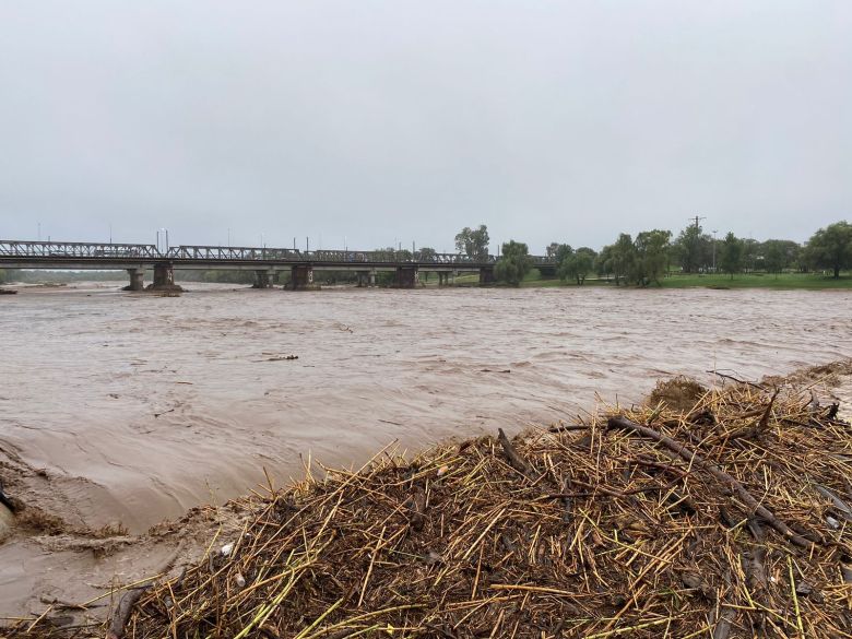 La crecida generó inconvenientes en el azud del puente ferroviario