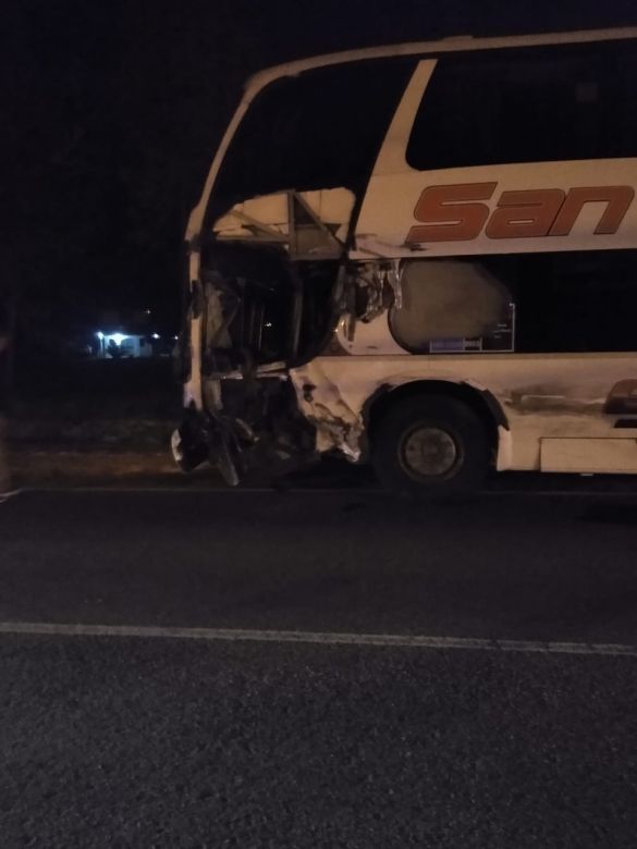 Seis heridos tras colisionar de frente un camión cisterna de combustible y un micro 