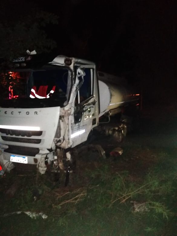 Seis heridos tras colisionar de frente un camión cisterna de combustible y un micro 