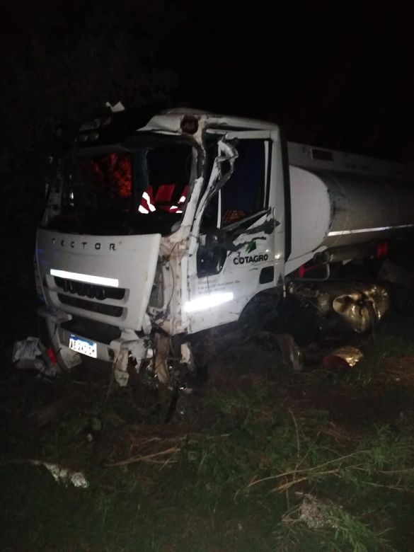 Seis heridos tras colisionar de frente un camión cisterna de combustible y un micro 