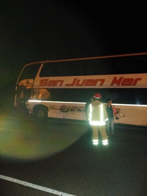 Seis heridos tras colisionar de frente un camión cisterna de combustible y un micro 