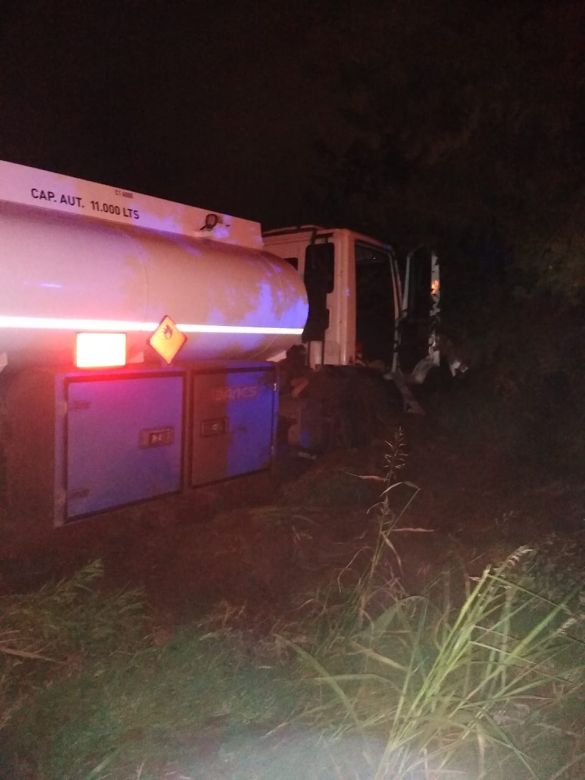 Seis heridos tras colisionar de frente un camión cisterna de combustible y un micro 