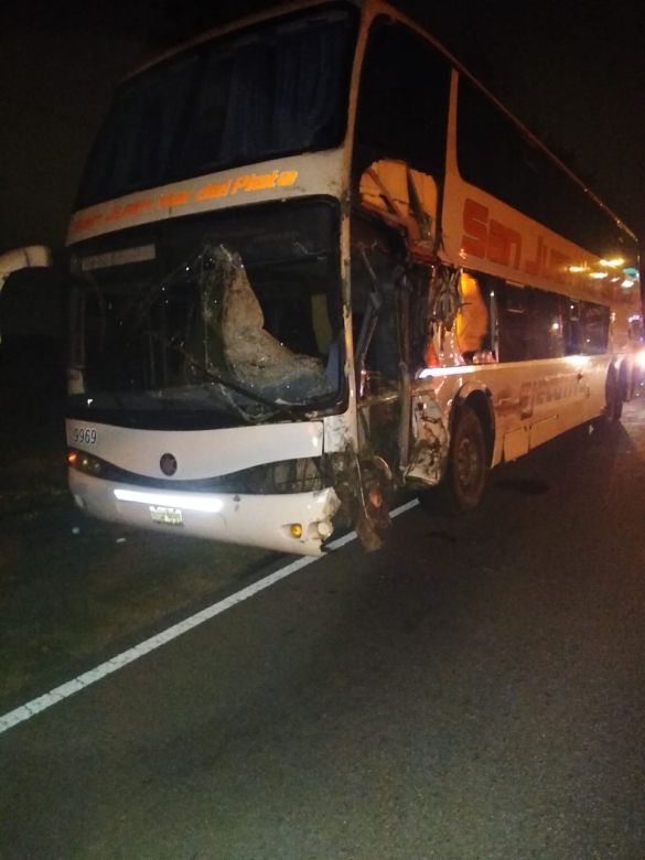 Seis heridos tras colisionar de frente un camión cisterna de combustible y un micro 