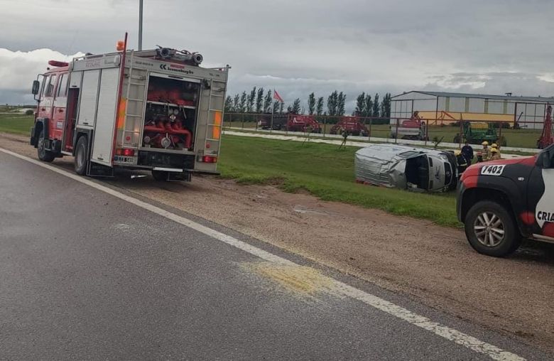 Despiste y vuelco de vehículo en Alcira Gigena