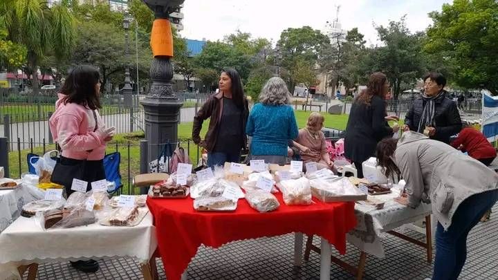 Autoconvocados de salud y docentes realizaron radio abierta y feria de platos por los descuentos de paros