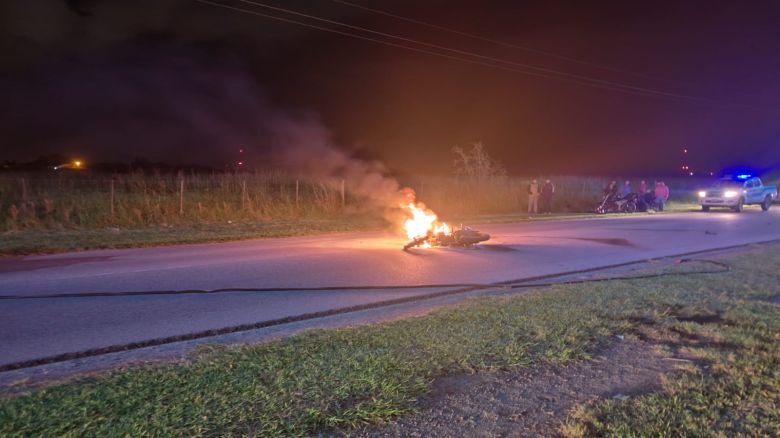 Siniestro vial con heridos y una motocicleta incendiada en Las Higueras 