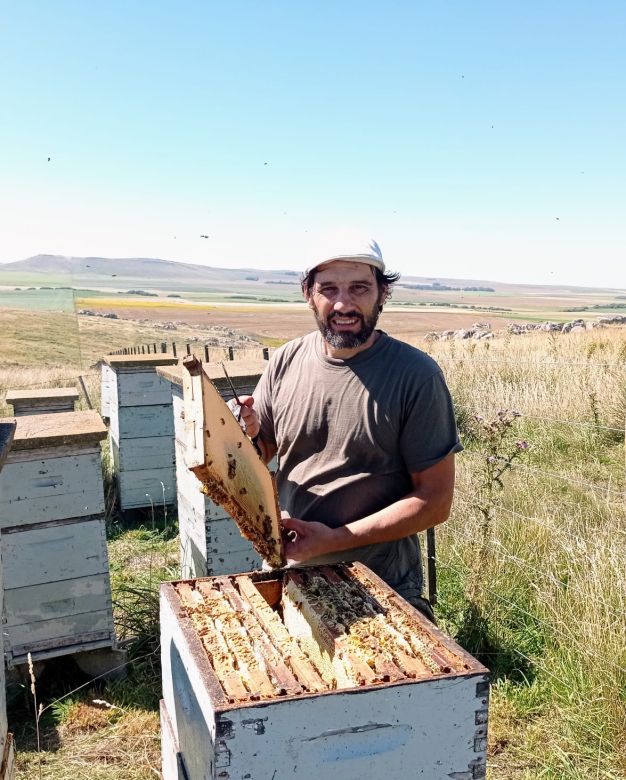 Dejó la informática para innovar en la producción de miel