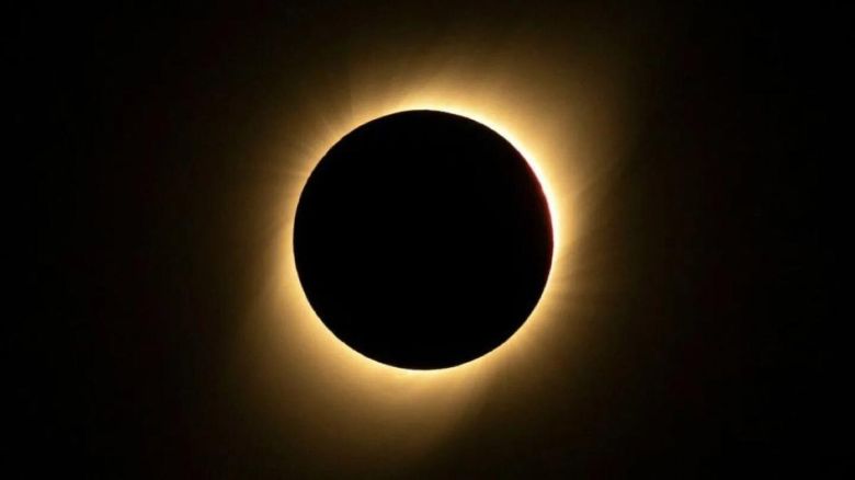 ¿Qué es un eclipse solar híbrido?